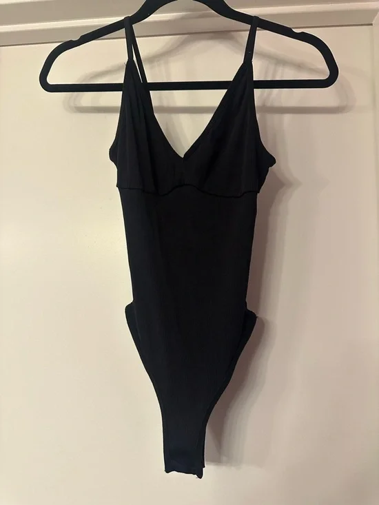 Black Ribbed V‑Neck Strappy Bodysuit - Picture 1 of 7